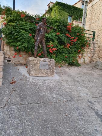 estatua en honor a los campesinos